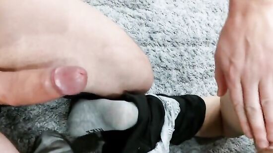 Парню повезло, сводная сестра застряла в диване