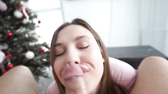 Парню очень повезло с любимой, ведь он может трахать её когда захочет