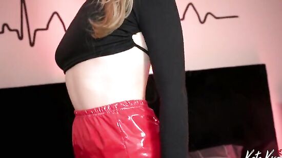 Моя подружка приласкала член ножками, а потом взяла в ротик