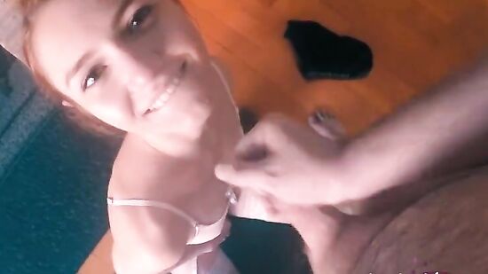 Приняла позу раком, чтобы парень присунул по быстрее