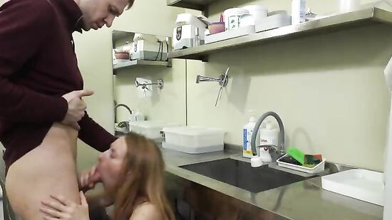 Медсестру ебут на работе, пока она не в отношениях
