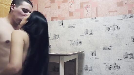 Ебля на кухне с молодой шлюшкой, когда парень трахает на столе