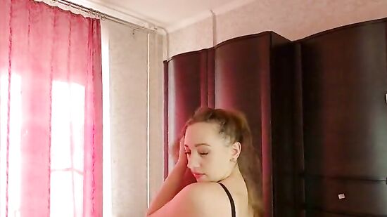 Русская женушка примеряет сексуальное белье, перед сексом с мужем