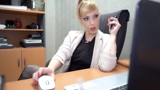 Секс на работе с горячей секретаршей-давалкой