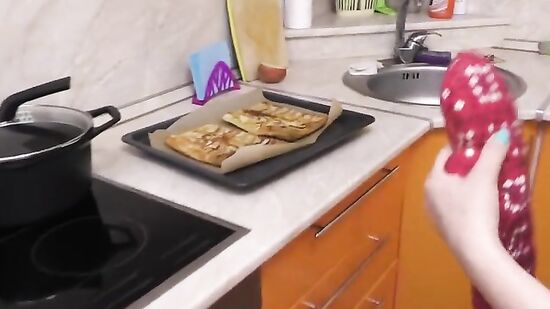 Позвал горничную, чтобы приготовила покушать и трахнул, когда жены не было дома