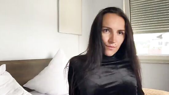 Трахаю жену в вильветовом платья и кончаю на лицо