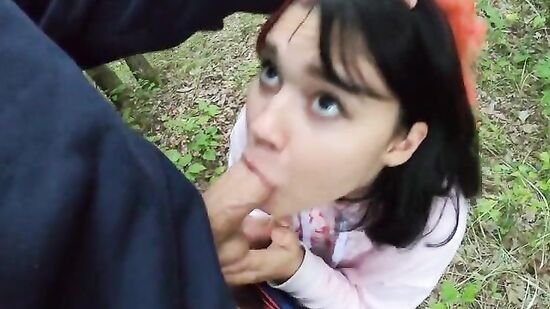 Проспорила, пришлось показать свою грудь