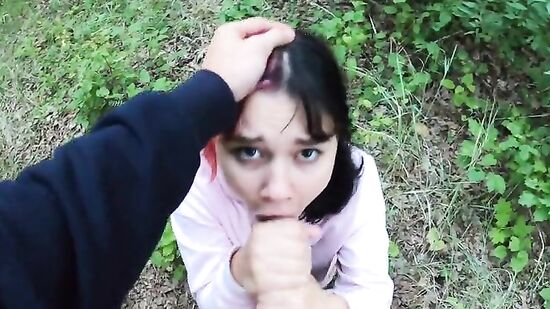 Проспорила, пришлось показать свою грудь