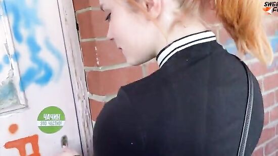 Муж уехал, а жена-милашка изменяет с соседом