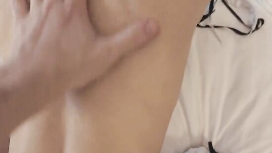 Горячая домработница с очень красивой грудью сладко сосет хуй и и принимает сперму в красивую киску