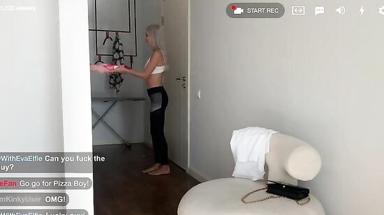 Доставщик пиццы обкончал красивую киску красивой Евы Эльфи, прямо у неё на стриме