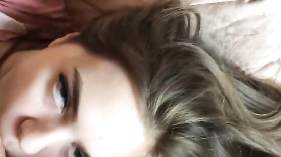 Сводная сестра спит с анальной пробкой в попе и напрашивается на сладкий секс