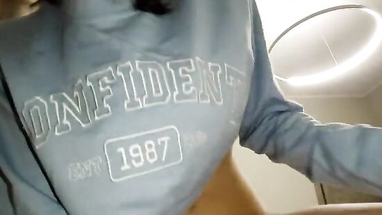 Что ты тут делаешь? - Да телик пытаюсь смотреть.. - Что интересно???