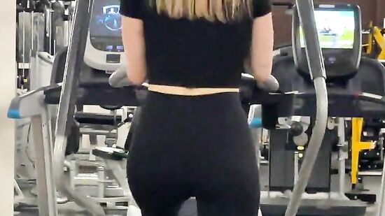 Быстрый секс с молодой русской фитоняшкой во время занятия в зале