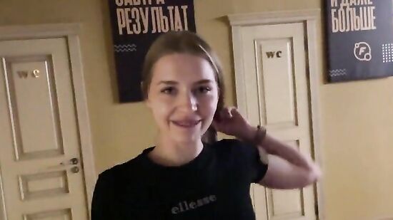 Быстрый секс с молодой русской фитоняшкой во время занятия в зале