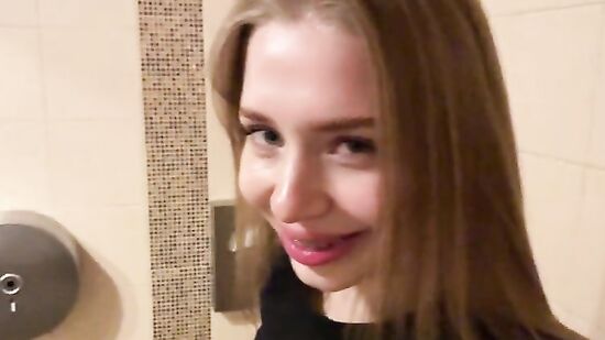 Быстрый секс с молодой русской фитоняшкой во время занятия в зале