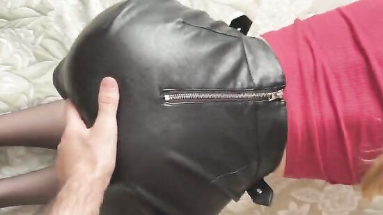 Подруга зашла в гости на быстрый секс и ушла домой в сперме на юбке