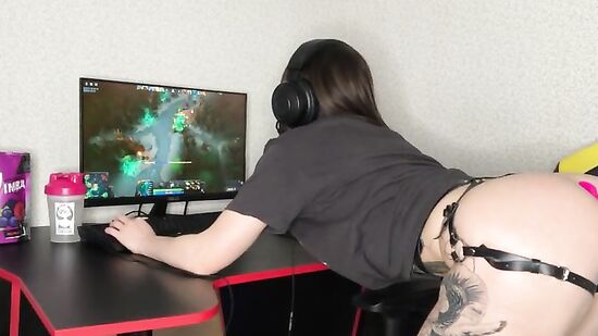 Весь день играла в Доту, а уже под вечер захотела подрочить