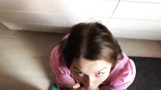 Молодая красотка сладко стонет и делает парню классный минет со спермой на ротик