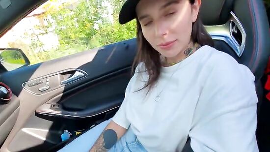 Отсосала другу за то, что покатал на Мерсе!