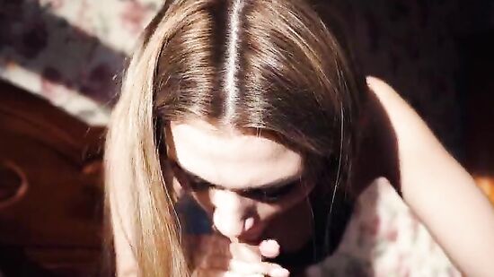 Шикарный утренний минет от красивой русской девушки