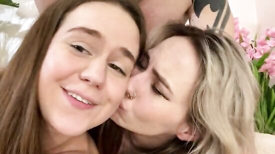 Замужняя пара пригласила молодую шаловливую сучку на секс втроём