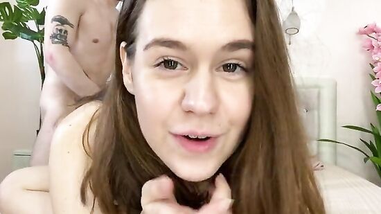 Замужняя пара пригласила молодую шаловливую сучку на секс втроём