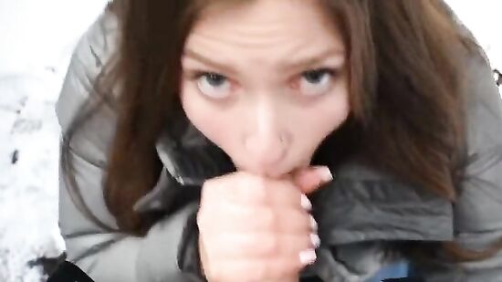На улице ноль градусов, а моя подруга согласилась отсосать член со спермой на личико