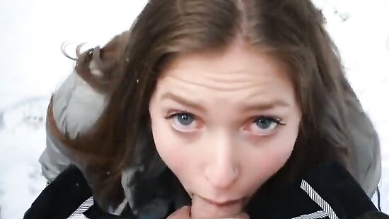 На улице ноль градусов, а моя подруга согласилась отсосать член со спермой на личико