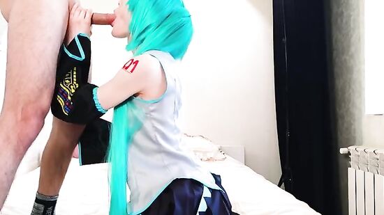 Милая девушка зашла в гости к фанату после концерта, отсосала ему член и трахнула его