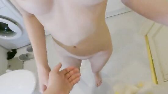 Не сдержался и кончил в киску, когда трахались в ванной