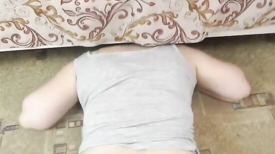 Толстушка застряла под кроватью и была трахнута в пухлую киску