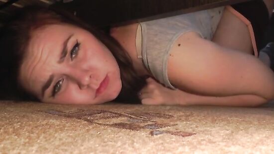 Толстушка застряла под кроватью и была трахнута в пухлую киску