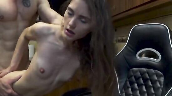 Реальный секс на кухне с симпатичной девушкой и её стройным парнем