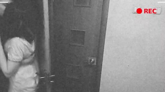 Жена изменяет, пока муж моется в душе