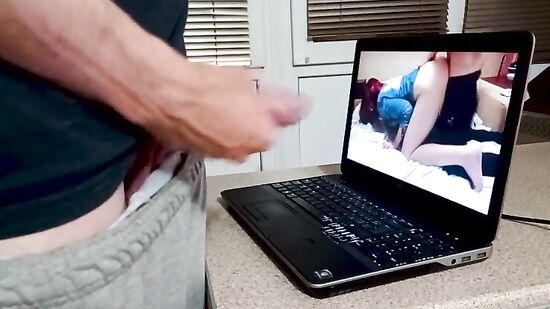 Жена отправила мужу видео, как она трахается с другом