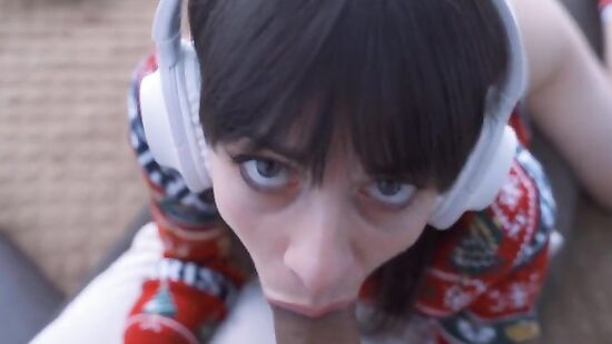 Русскую женщину ебут в анал, пока она играет в игру