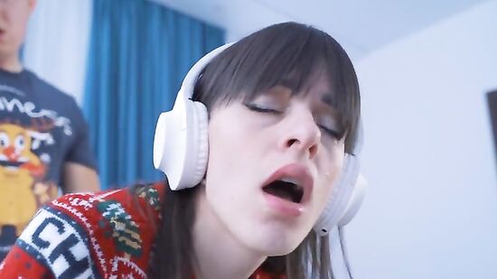 Русскую женщину ебут в анал, пока она играет в игру