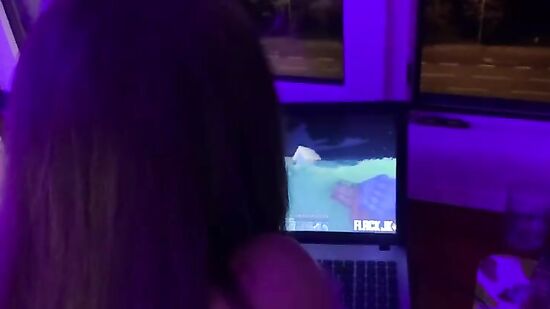 Мужик трахает свою девушку, пока она сидит за компом