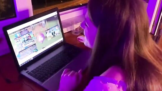 Мужик трахает свою девушку, пока она сидит за компом