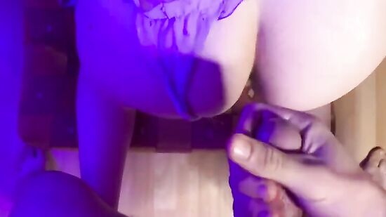 Мужик трахает свою девушку, пока она сидит за компом