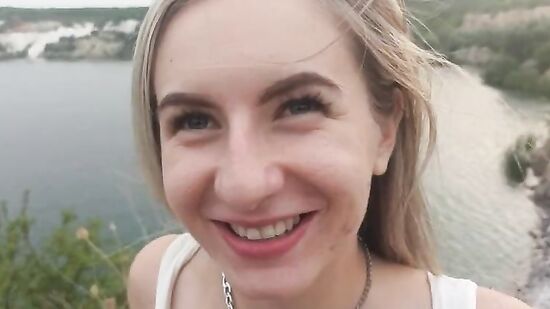 Минет парню с видом на вырытый карьер