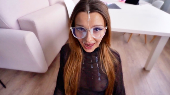 Сводная сестра-задротка получила много густой спермы на лицо