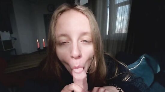 Девушка-милашка делает сладкий минет своему парню