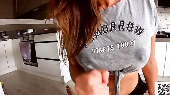 Секретарша с большой грудью дрочит член и сладко стонет