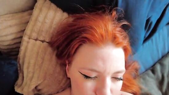 Русская пышка напросилась на трах в рот по самые яйца