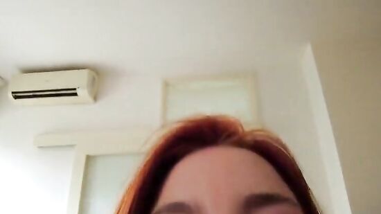 Русская девушка ведет себя как шлюшка, чтобы парень кончал на лицо