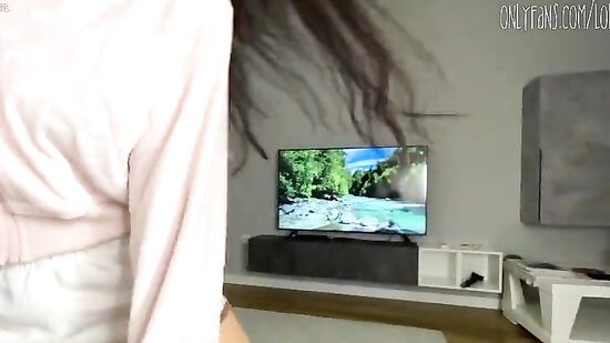 Свозил жену в Швейцарию по телевизору, а она отблагодарила его минетом с порнухи)