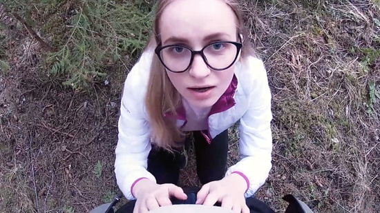 Моя девушка на самом деле любит сосать и трахаться в анал с кремпаем, даже на природе