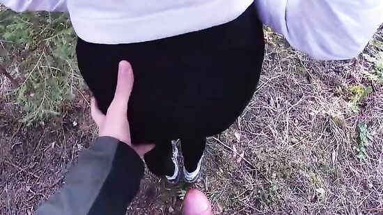 Моя девушка на самом деле любит сосать и трахаться в анал с кремпаем, даже на природе